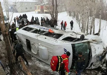Van'da yolcu minibüsü devrildi! Çok sayıda yaralı var...