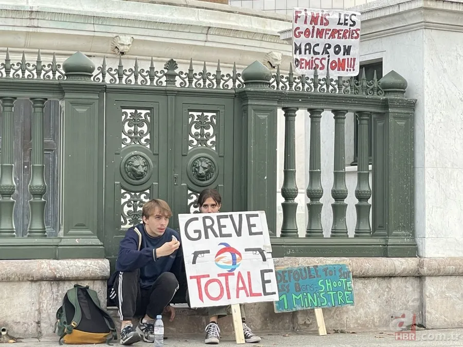 Fransa’da 140 bin kişilik gösteri! Hayat pahalı! “MACRON = PİNOKYO” 17