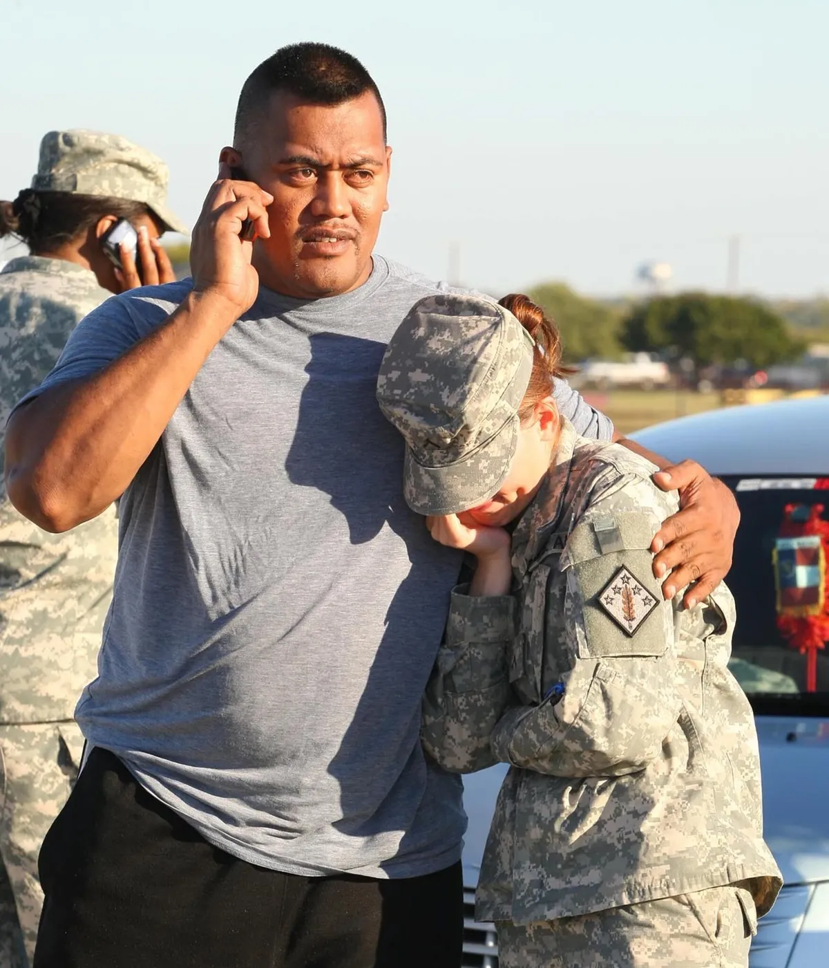 fort-hood-saldirgani-nidal-hasana-kursuna-dizilerek-idam-1791526724289.jpg 2009'da Texas'taki Fort Hood askeri üssünde düzenlenen silahlı saldırının ardından, 32 yaşındaki Başçavuş Fanuaee Fea, ana giriş kapısı önünde 23 yaşındaki Savannah Green'i teselli ediyor. (Foto: AP)