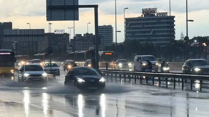 İstanbul'da sağanak başladı! Meteoroloji ve AKOM'un uyarıları sonrası yağış etkisini gösterdi! İşte güncel hava durumu... - 2