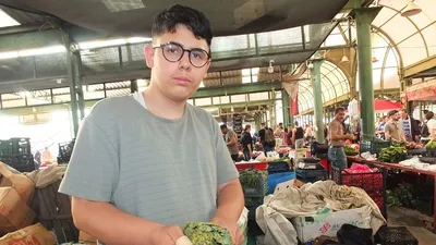 Günde bin 500 enginar soyarak fenomen oldu