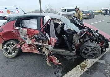 Sapağı kaçırdı bariyerlere girdi! Feci kazada genç dişçi hayatını kaybetti