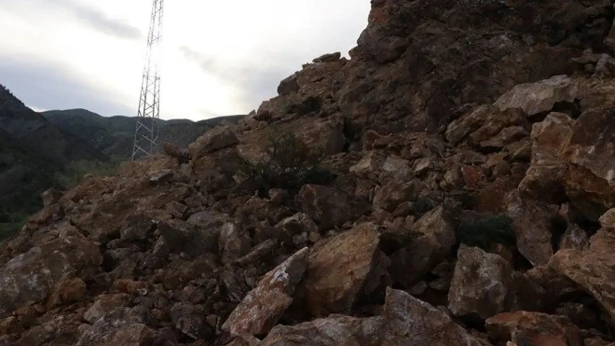 Dev kayalar yolu ulaşıma kapandı