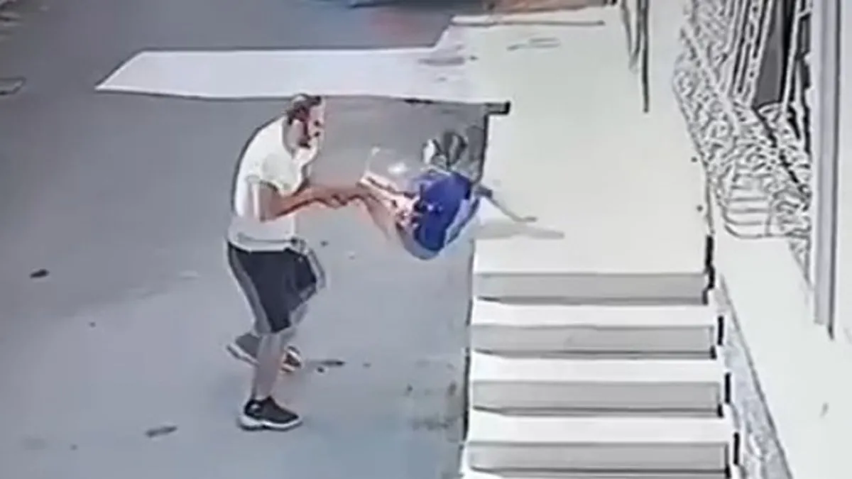 Adana’da akılalmaz olay! Çocuğu ayak bileğinden tutup yere fırlattı