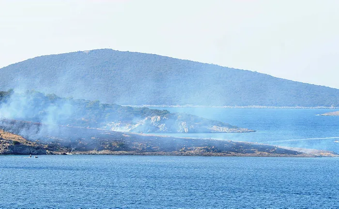 Muğla’da tekneden atılan işaret fişeği adayı yaktı
