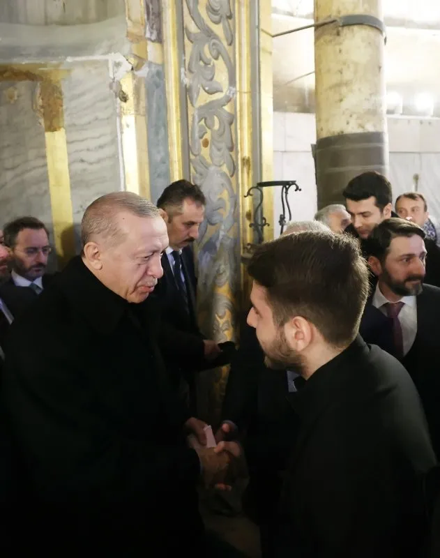 Başkan Erdoğan gazetecilere börek ikram etti