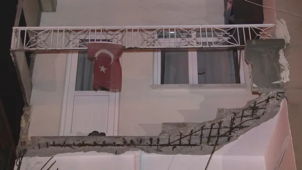 1614049479549.jpg Son dakika: Zeytinburnu’nda balkon çöktü - 4