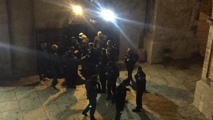 israil-polisi-mescid-i-aksadaki-cemaate-saldirdi-1577989618371.jpg İsrail polisi Mescid-i Aksa'daki cemaate saldırdı - 1