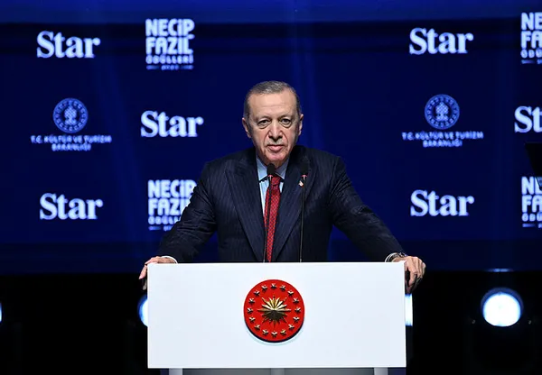 necip-fazil-kisakurek-odulleri-toreni-baskan-recep-tayyip-erdogandan-onemli-aciklamalar-1703964469159.jpg Başkan Erdoğan'dan Süper Kupa mesajı: Sporun siyasi rekabetin mezesi haline getirilmesi yanlış