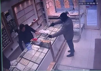 Silahlı soyguncu neye uğradığını şaşırdı!