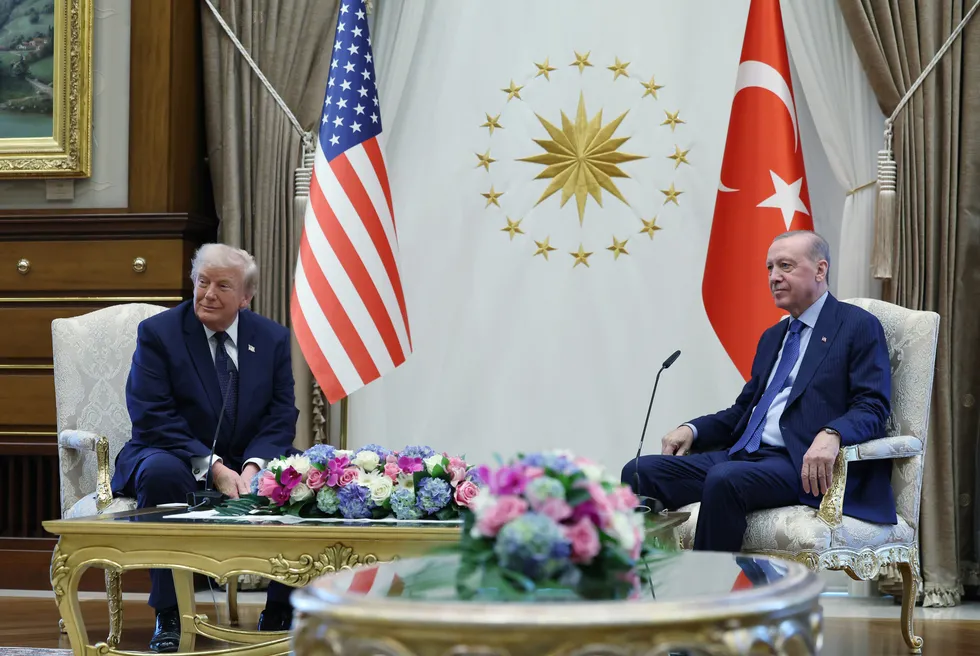 baskan-erdogan-donald-trump-ile-gorustu-turkiyede-bolgede-kalici-barisa-destegini-surdurecek-1787003906323.jpg Başkan Erdoğan'dan Trump ile telefon görüşmesi: "Türkiye bölgede kalıcı barışa desteğini sürdürecek" - 2