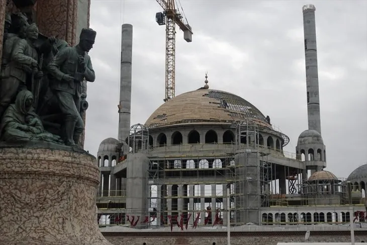 Taksim Camii minaresi külah bölümü yerleştirildi