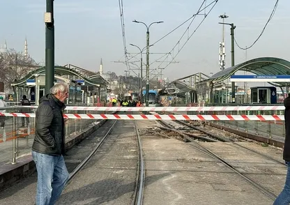 Tramvayın çarptığı yaşlı adam yaralandı
