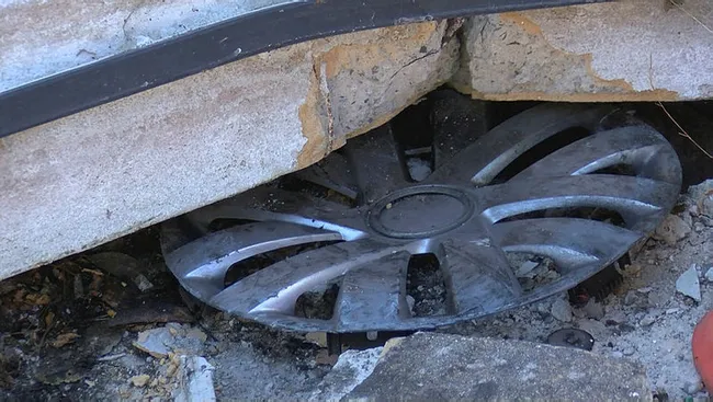 İstanbul'da eşinin baba evini basan koca arabayla bahçe duvarına zarar verdi - 3