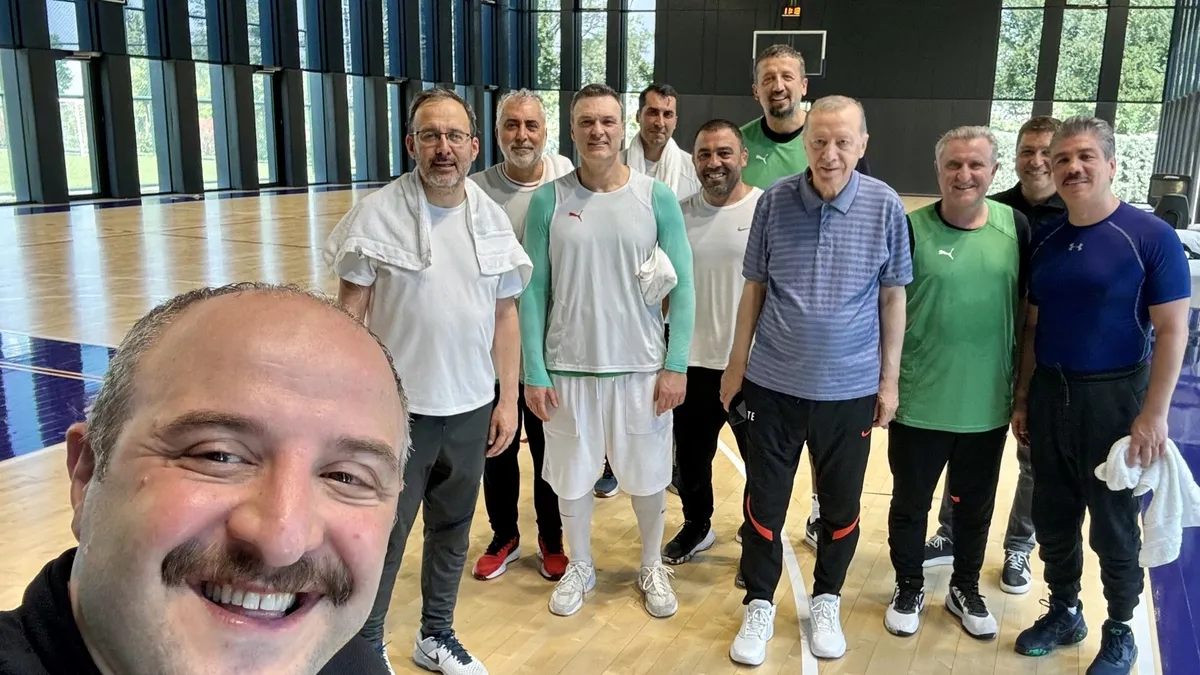 Siyasete basketbol arası! Başkan Erdoğan KKTC dönüşü parkeye indi...