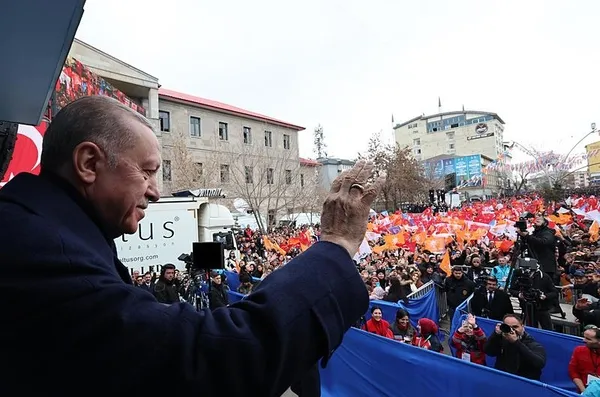 baskan-recep-tayyip-erdogan-agrida-gizli-sakli-ittifaklarla-millet-iradesine-ipotek-koymak-istediler-1710425273364.jpeg Başkan Recep Tayyip Erdoğan Ağrı'da: Gizli saklı ittifaklarla millet iradesine ipotek koymak istediler - 2