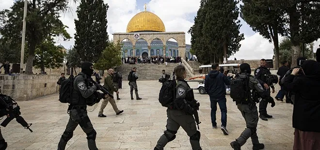İşgalci yahudilerden alçak provokasyon! Mescid-i Aksa’da İsrail bayrağı açtılar