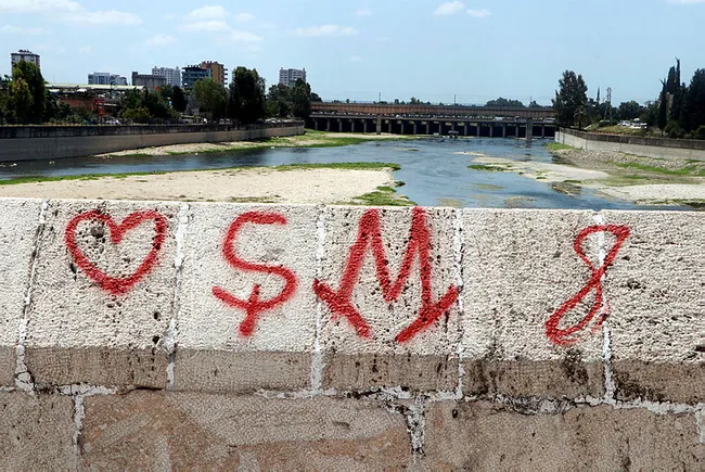 Adana'da tarihe saygısızlık! 16 asırlık köprüye yine sprey boyayla yazı yazdılar - 5