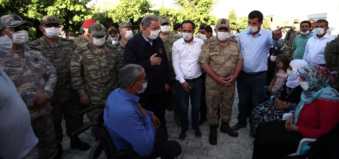 Milli Savunma Bakanı Hulusi Akar Silopi’de şehit olan işçilerin ailelerini ziyaret etti