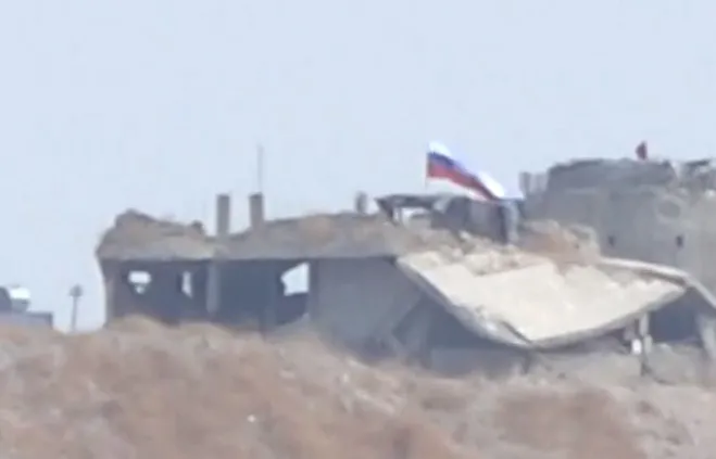 TSK’nın obüs atışlarıyla vurduğu YPG/PKK’nın terör mevzisine Rus bayrağı asıldı