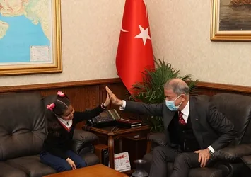 Minik Hira Milli Savunma Bakanı Hulusi Akar'ı ziyaret etti