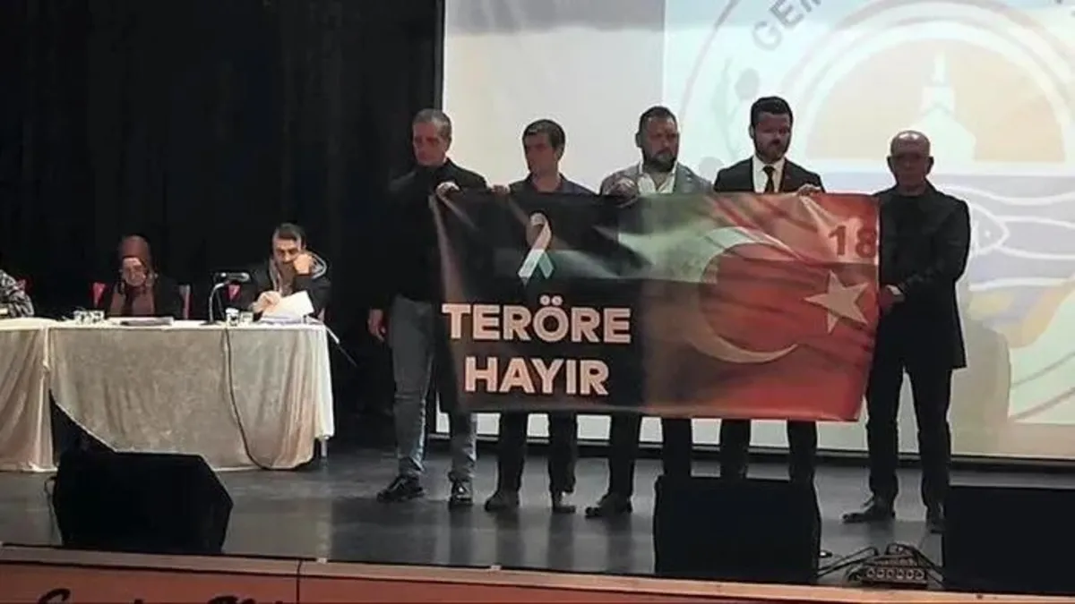 CHP'liler "Teröre hayır" pankartına tahammül edemediler