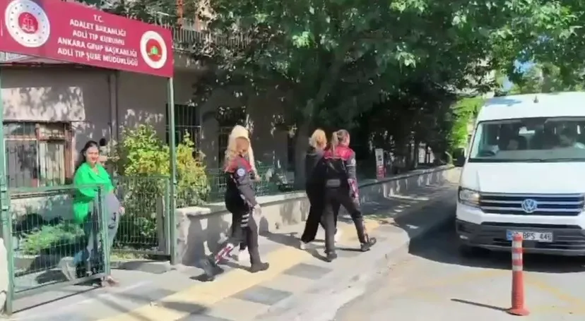 sosyal-medyadaki-ahlaksiz-tuzaga-buyuk-darbe-tugba-ekincinin-de-aralarinda-oldugu-5-supheli-gozaltinda-1788621318443.jpg Sosyal medyadaki ahlaksız tuzağa büyük darbe: Tuğba Ekinci’nin de aralarında olduğu 5 şüpheli gözaltında - 1