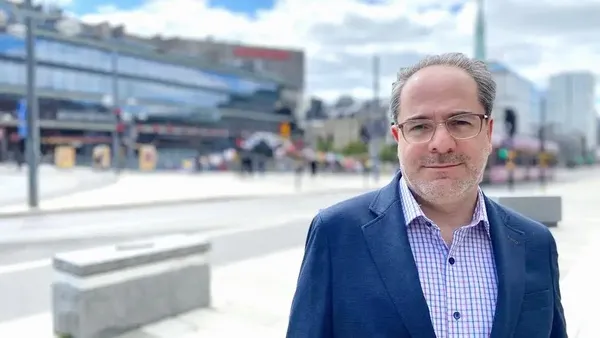 İhanetin sözcüsü Levent Kenez İsveç'teki ininde görüntülendi! Gündüzleri nadiren dışarı çıkan FETÖ'cü Kenez korkudan geceleri dolaşıyor - 1
