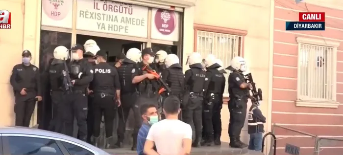 Son dakika: Diyarbakır'da operasyon! HDP Yenişehir ilçe eş başkanları gözaltına alındı - 1