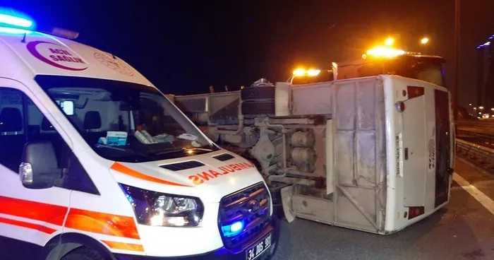 Son dakika: TEM Edirne istikametinde minibüs devrildi - 1