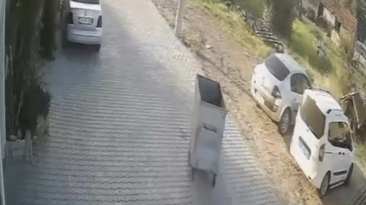 Yerine oturmayan çöp konteyneri kamyonun arkasından böyle gitti