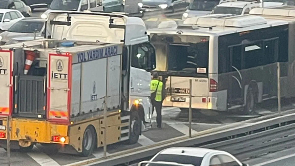Küçükçekmece'de metrobüs yangını! İETT aracında büyük panik