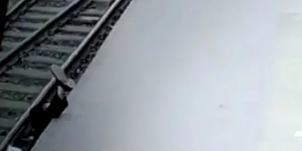 1670535780883.jpg Tren raylarında korku dolu anlar! Yüksek gerilim hattı üzerine geldi akıma kapıldı! Sırt üstü raylara düştü... - 4