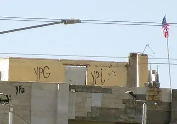 PYD 'karargahı'ndaki ABD bayrakları halen yerinde