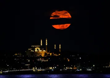 İstanbul'da kartpostallık dolunay manzarası