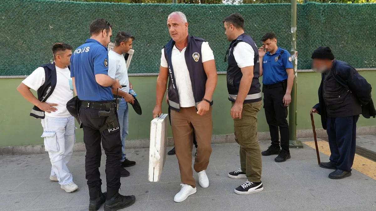 Zabıta ekipleri okul önünde bıçak satan seyyar satıcıya müdahale etti