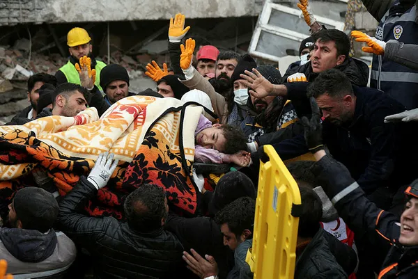 1675706834876.jpg Kahramanmaraş'taki depremde umudun görüntüsü! Depremden saatler sonra kurtarıldılar - 3