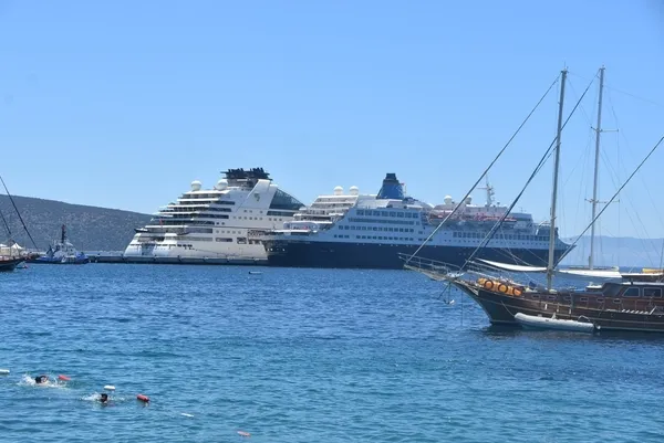 Bodrum’a 2 dev yolcu gemisi geldi! Yolcularını alıp Yunanistan’a geçecek