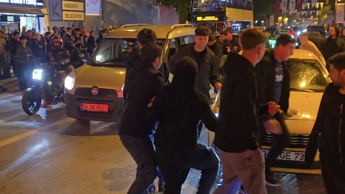 Kadıköy’de şampiyonluk gerginliği! Taraftar araçlarına saldırı