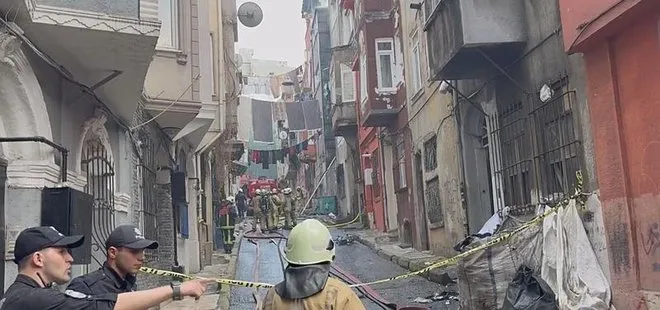 İstanbul Beyoğlu’nda yangın paniği! Alevler binayı sardı