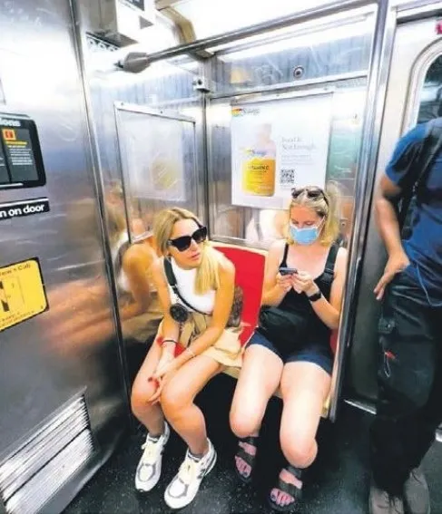 turkiyede-viplerden-inmeyen-hadise-abdde-turist-unlu-sarkici-hadise-new-york-metrosunda-esi-mehmet-dincerlere-1658062623540.jpg Türkiye'de VIP’lerden inmeyen Hadise ABD’de turist! Ünlü şarkıcı Hadise, New York metrosunda eşi Mehmet Dinçerler’e böyle poz verdi - 3