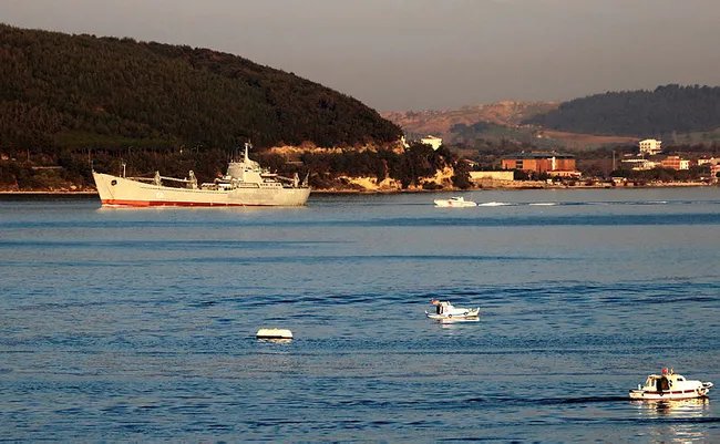 Rus savaş gemisi ’Saratov’ Çanakkale Boğazı’ndan geçti