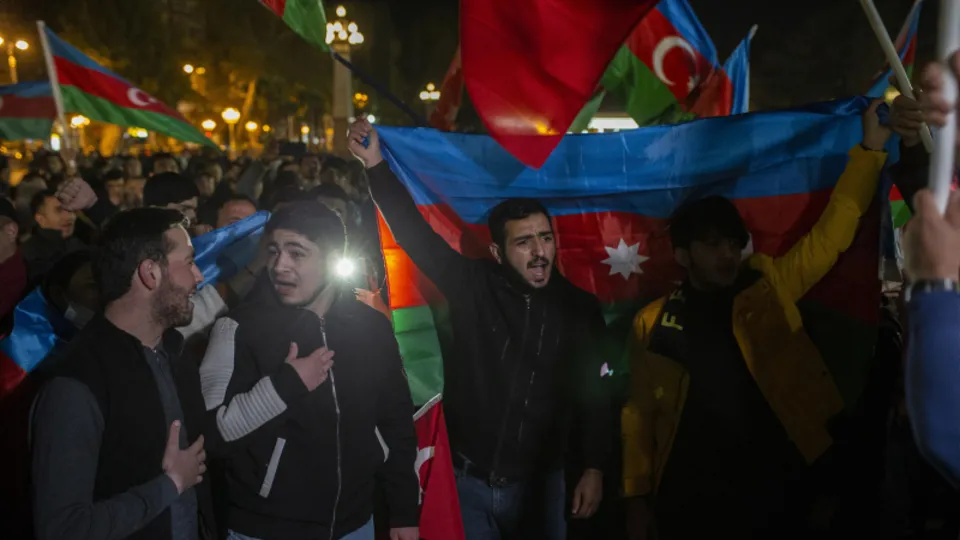 Azerbaycan'da zafer coşkusu! Halk sokaklara döküldü...