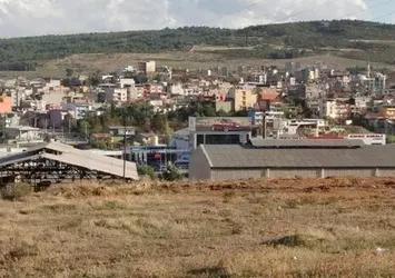 İzmir'de eski kurşun fabrikası arazisindeki atıklar temizleniyor