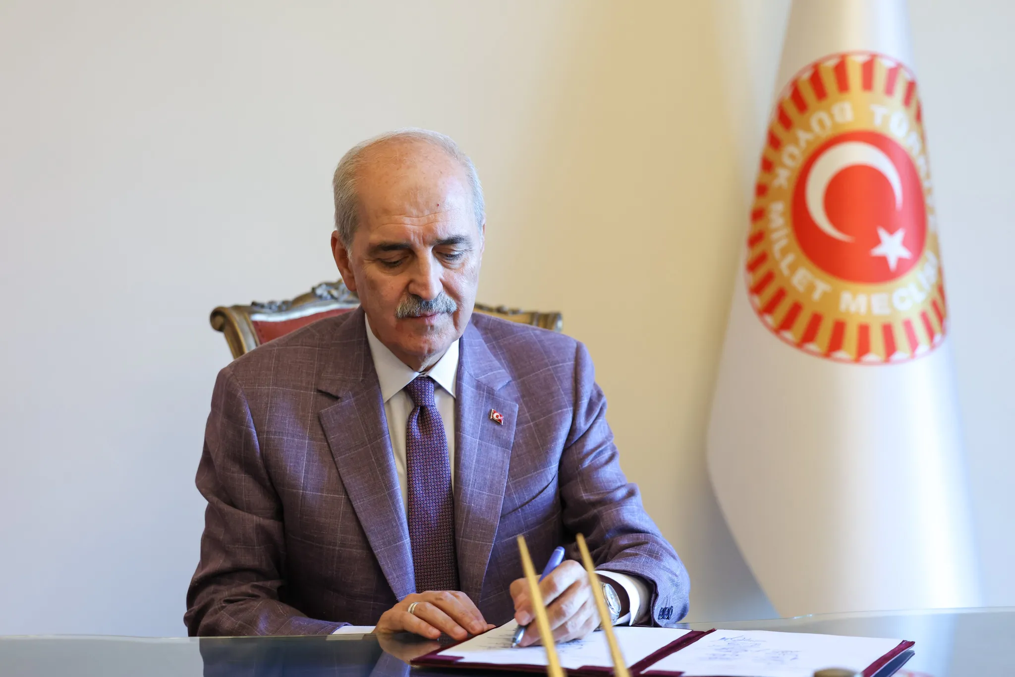 MHP Lideri Devlet Bahçeli, Terörsüz Türkiye Süreci İçin Çerçeve Yasa Teklifine İlk İmzayı Attı