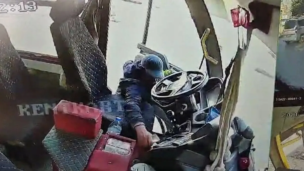 Adana'da minibüsün kapısını açan şahıs 4 bin TL çaldı