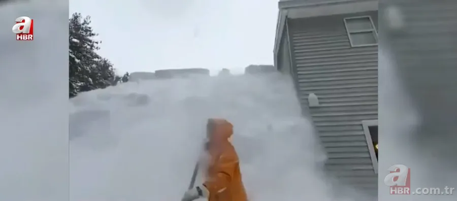 Saniyeler sonra neye uğradığını şaşırdı! Çatıdaki kar adamı böyle yuttu 4