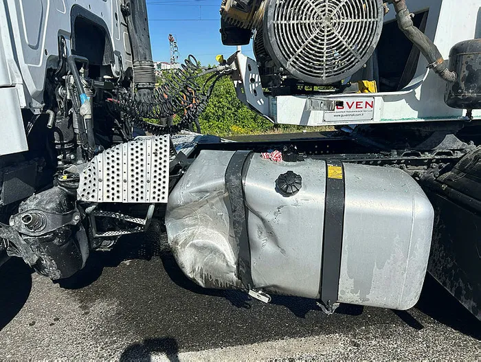 Sivas'ta yakıt yüklü tanker ile otomobil çarpıştı - 2