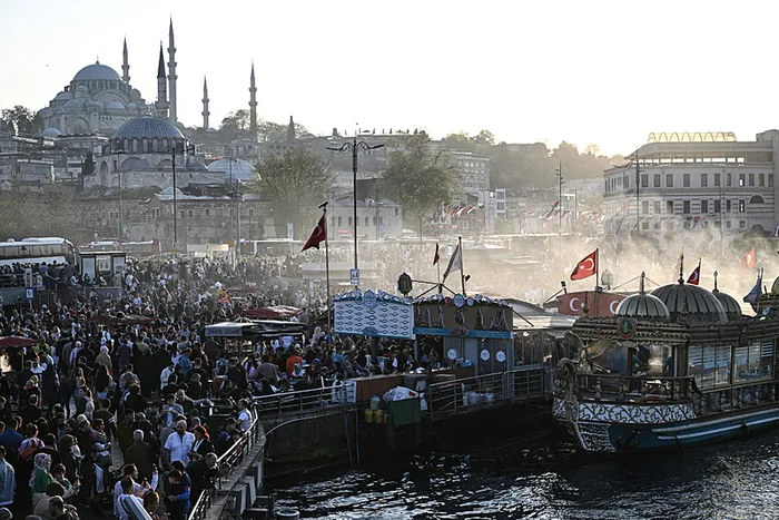 1712922093037.jpg İstanbul'da tarihi yarımadada insan seli! Ramazan Bayramı'nın üçüncü gününde de büyük yoğunluk... - 2