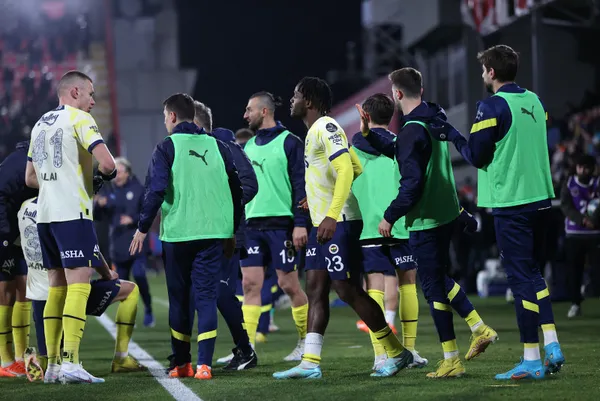 fenerbahce-taraftarini-soke-eden-kavga-sahada-tartistilar-takim-arkadaslari-araya-girdi-1674502543263.jpg Fenerbahçe taraftarını şoke eden anlar! Sahada tartıştılar takım arkadaşları araya girdi